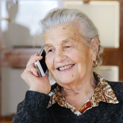 How to get free cell phones for seniors