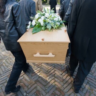 How to pick the right casket for a funeral ceremony?